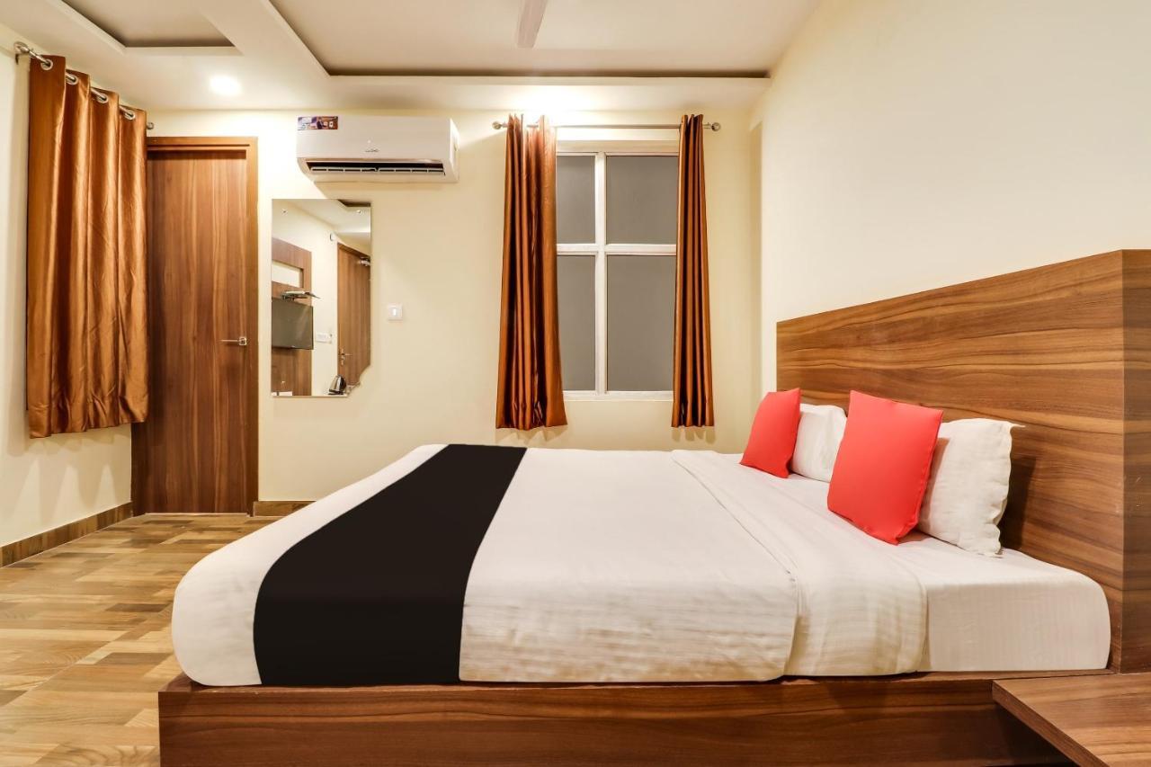 Super Capital O Seven Wonders Near Sahara Ganj Mall Hotel