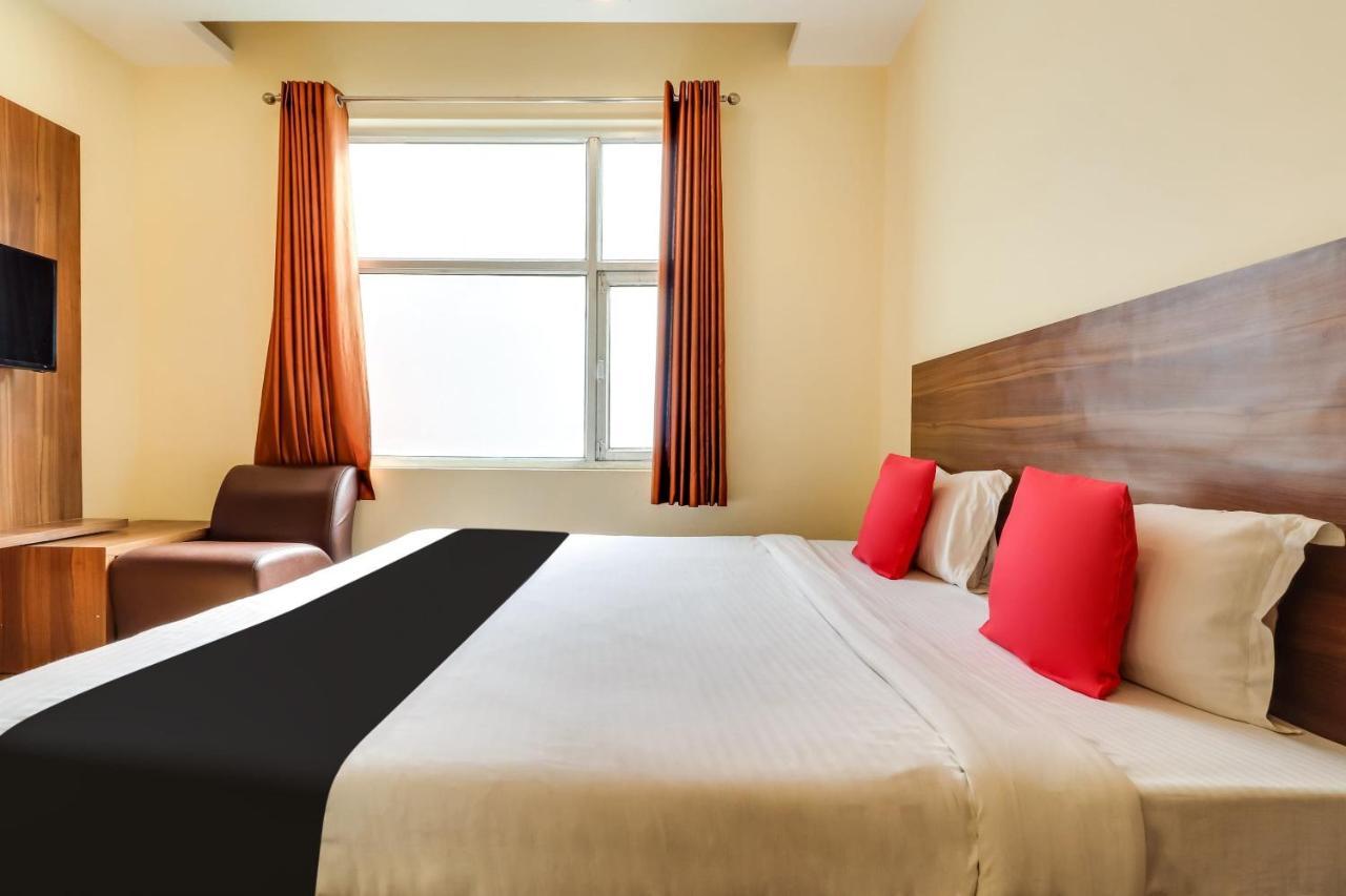 Super Capital O Seven Wonders Near Sahara Ganj Mall Hotel 3*