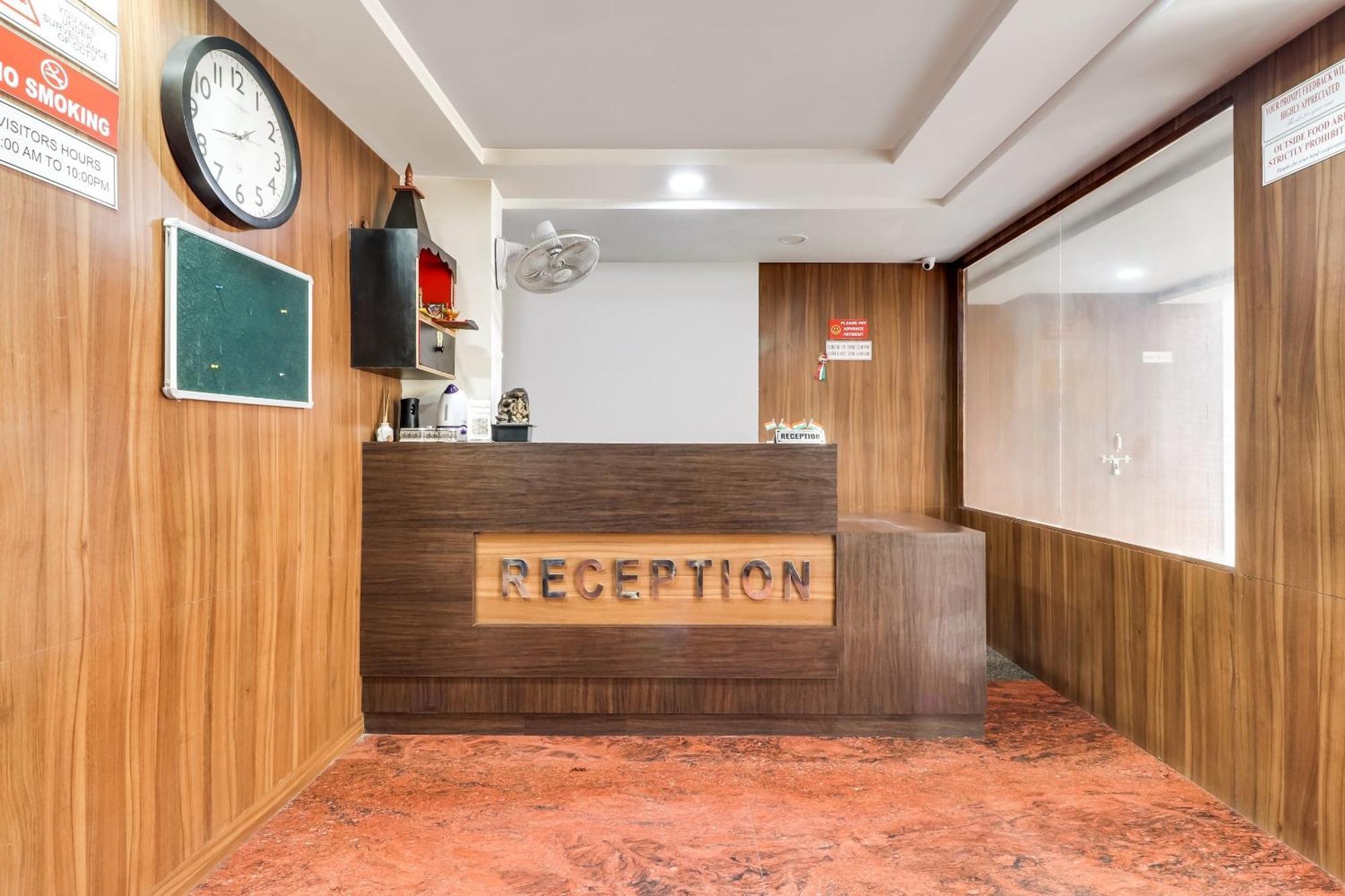 Super Capital O Seven Wonders Near Sahara Ganj Mall Hotel