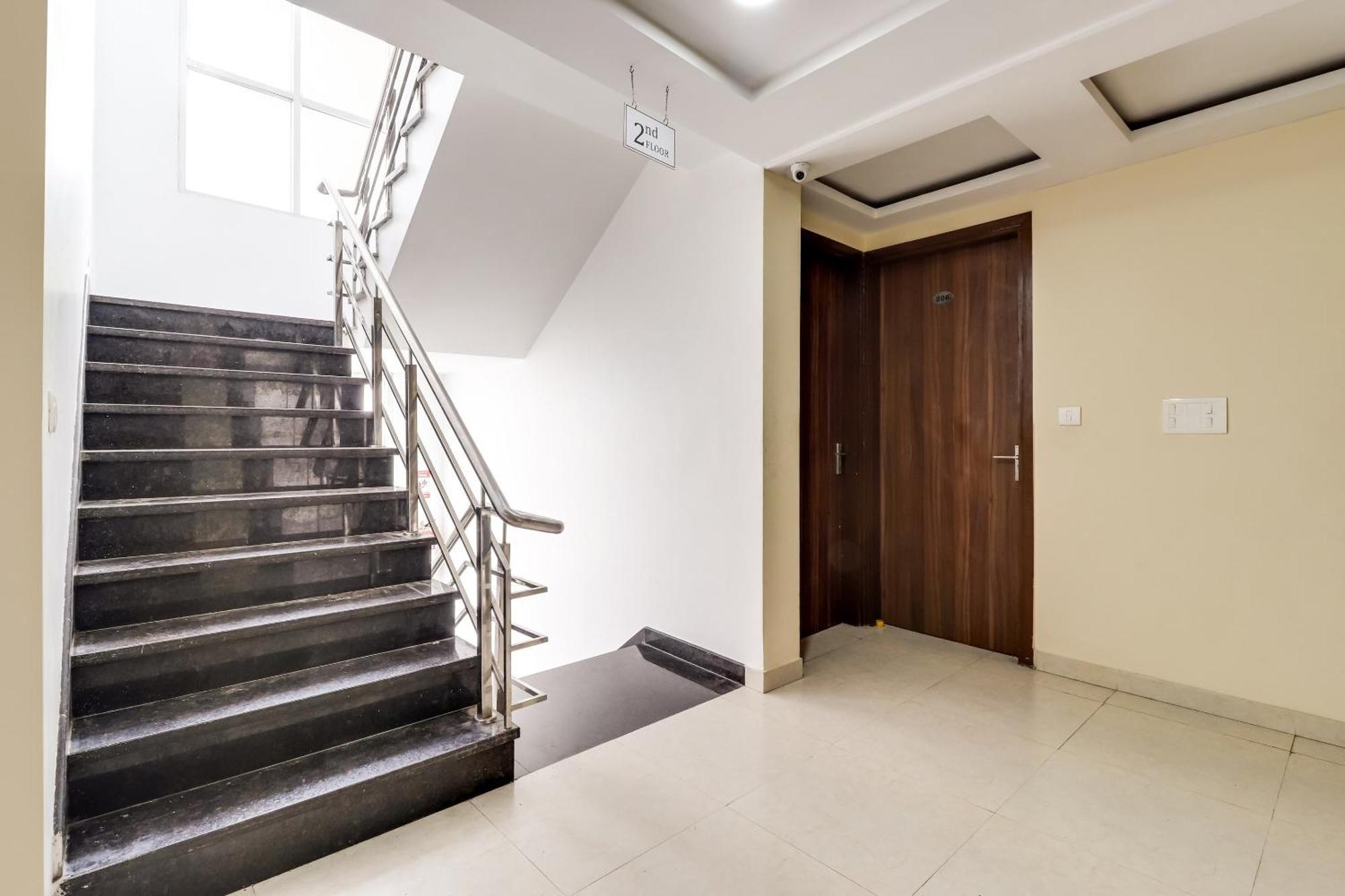 Super Capital O Seven Wonders Near Sahara Ganj Mall Hotel