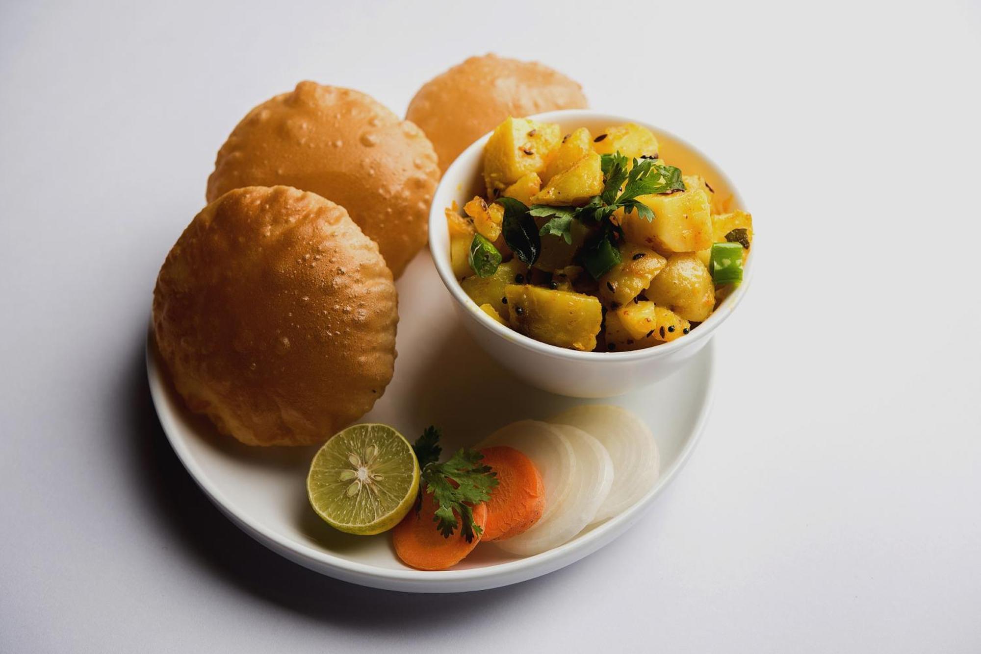 Hotel Super Capital O Seven Wonders Near Sahara Ganj Mall 3*