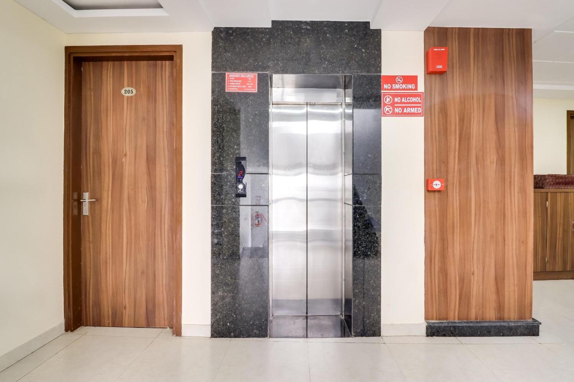 Super Capital O Seven Wonders Near Sahara Ganj Mall Hotel